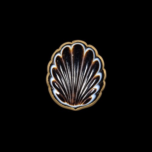 A Large Victorian gold ring set with a banded agate shell.